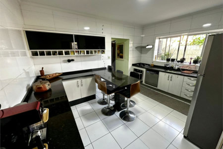 Casa com Piscina e Churrasqueira | 2 Suítes | Edícula | 3 Vagas | 275m²