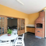 Casa com 3 dormitórios sendo 3 suítes com 03 vagas de garagem.