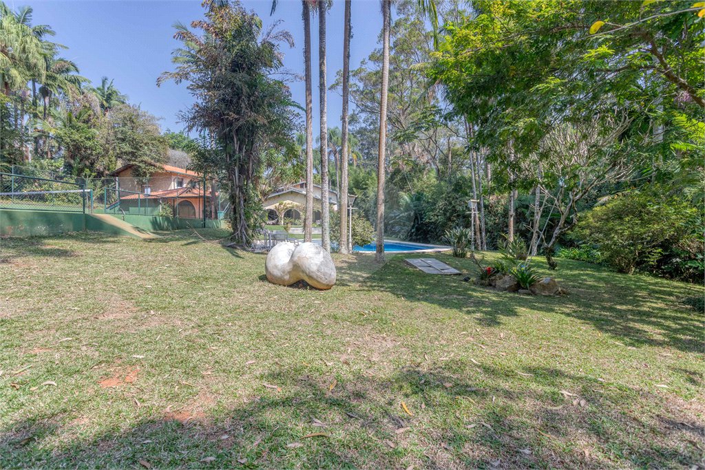 Casa à venda com 6 quartos, sendo 2 suítes, no condomínio Chácara Flora, São Paulo - SP