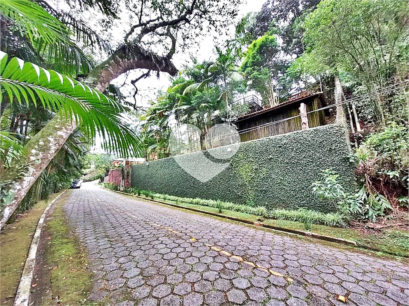 Casa à venda com 4 quartos, sendo 2 suítes, no condomínio Parque Imperial da Cantareira, Mairiporã - SP