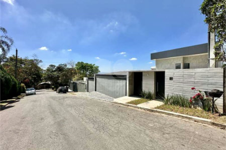 Casa Contemporânea e Mobiliada no Condomínio Palos Verdes – A Essência do Alto Padrão na Granja Viana – 7 suítes, 4 pavimentos com elevador
