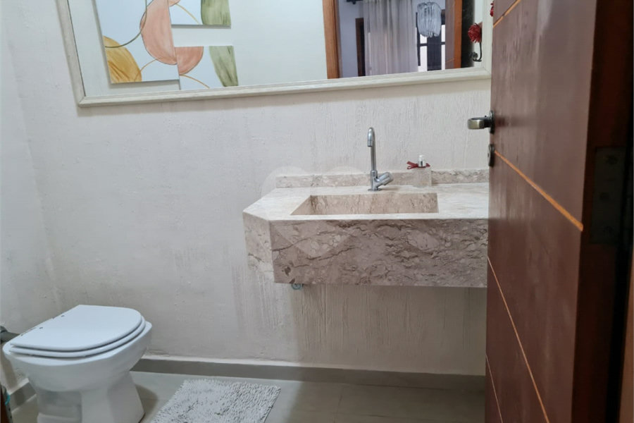 Sobrado à venda com 3 suítes em Horto, São Paulo, SP