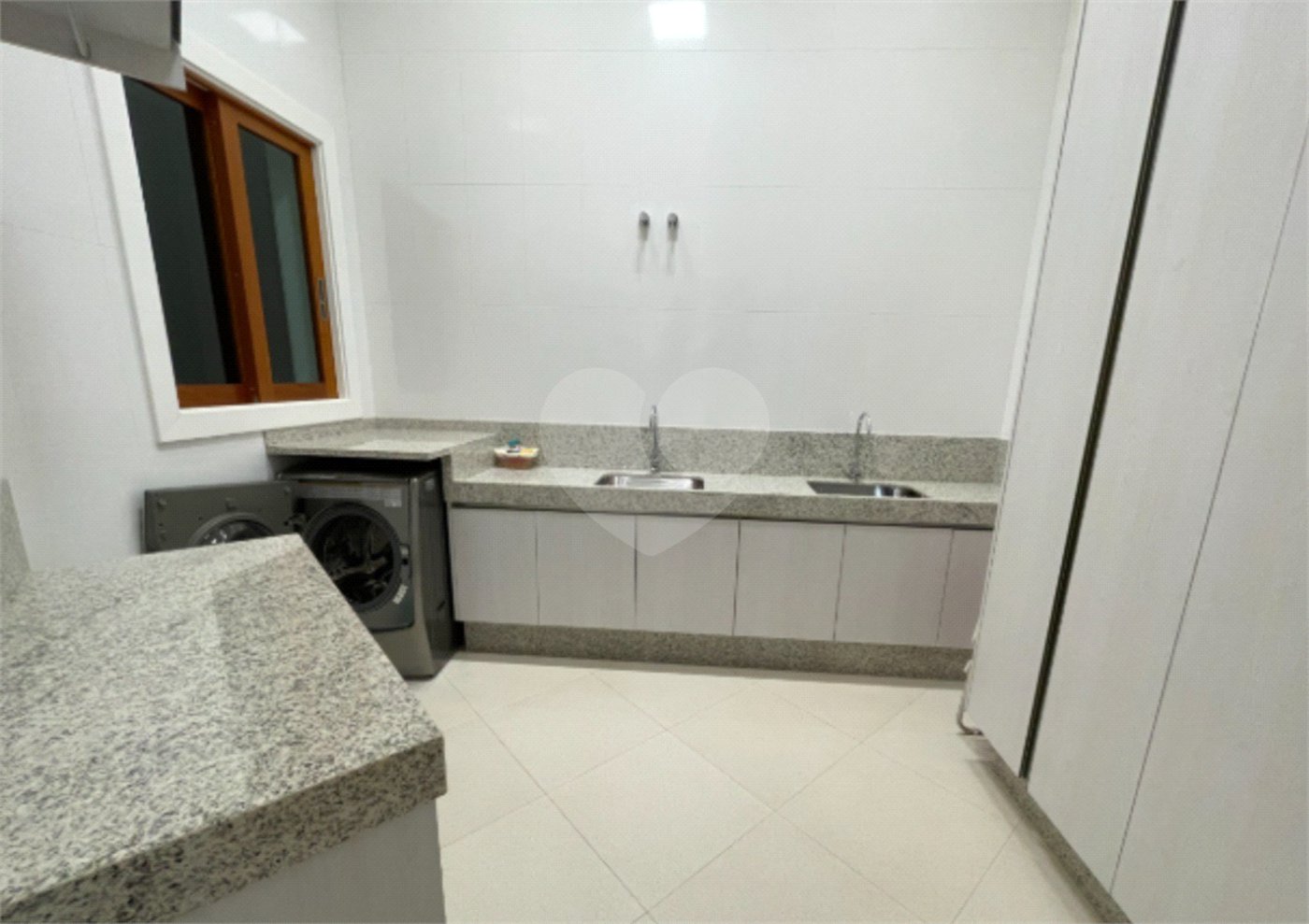Casa à venda com 4 suítes no condomínio Halvétia Country Residencial, Indaiatuba - SP