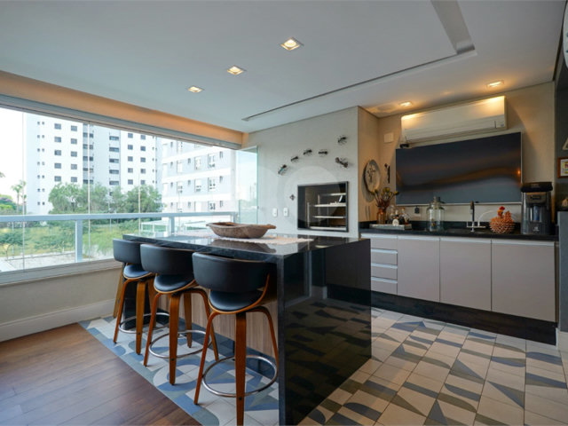 Apartamento à venda com 4 quartos, sendo 2 suítes,  em Santo Amaro, São Paulo, SP
