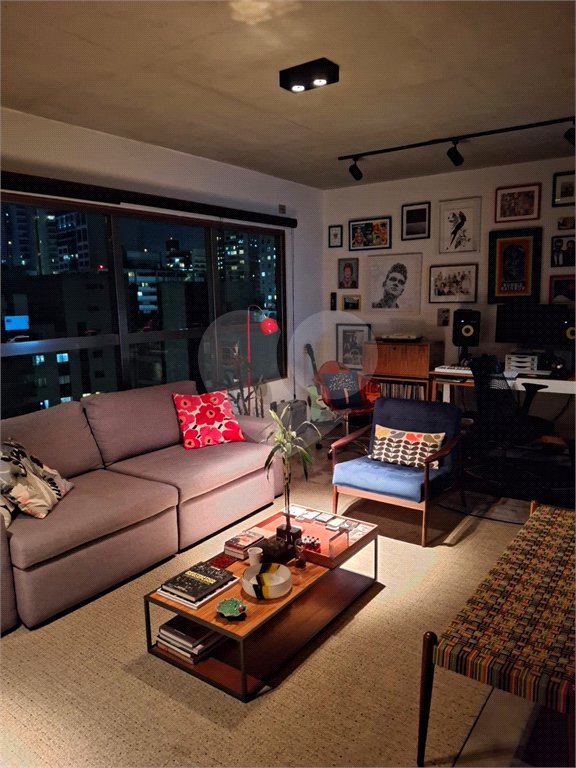 Apartamento reformado e bem localizado na Consolação.