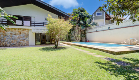 Casa Térrea à venda com 5 quartos, sendo 4 suítes,  em Interlagos, São Paulo, SP
