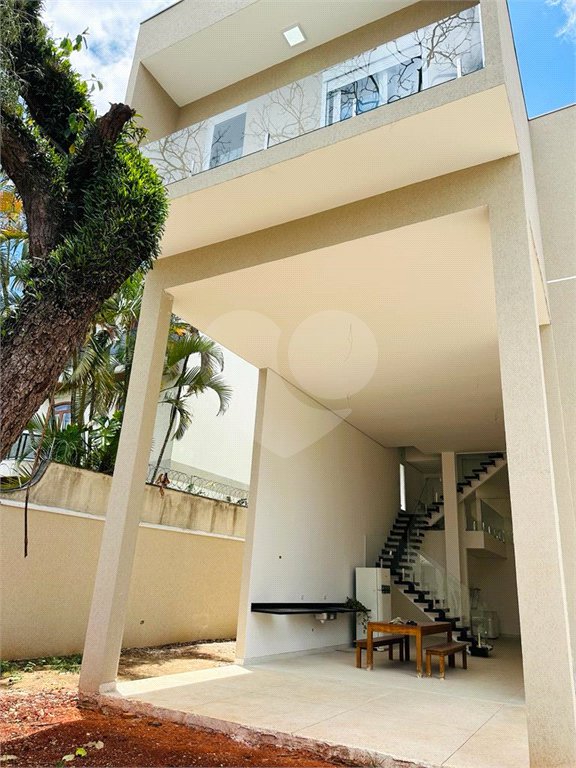 Sobrado à venda com 6 quartos, sendo 5 suítes,  em Interlagos, São Paulo, SP