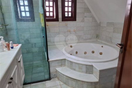 Sobrado à venda com 4 quartos, sendo 2 suítes,  em Jardim Leonor, São Paulo, SP