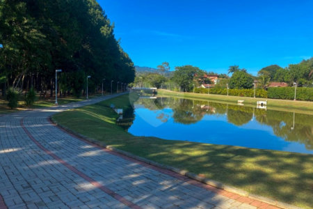 Casa à venda com 5 quartos, sendo 3 suítes,  no condomínio Flamboyant, Atibaia - SP