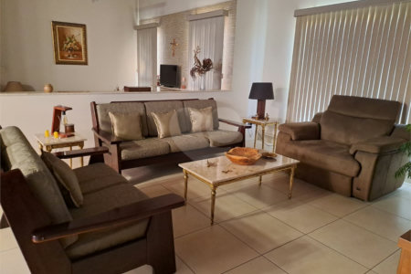 Casa à venda com 3 quartos, sendo 1 suíte, no condomínio Estância Marambaia, Vinhedo - SP