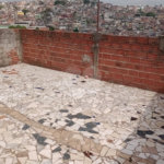 Terreno com 6 casas em 293m² de área total.