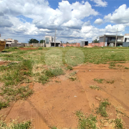 Lote à Venda em São Carlos, no Condomínio Villeneuve I