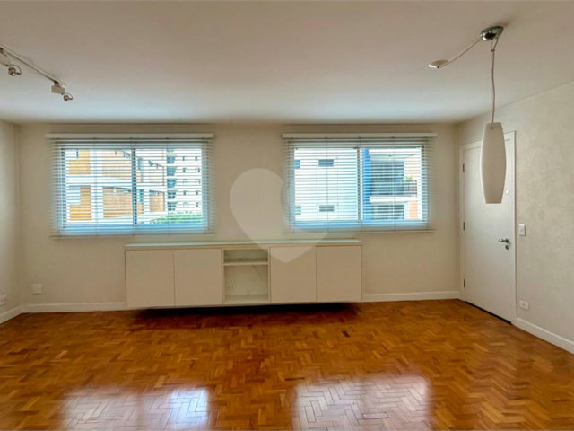 Apartamento à venda com 3 quartos, sendo 1 suíte,  em Moema, São Paulo, SP