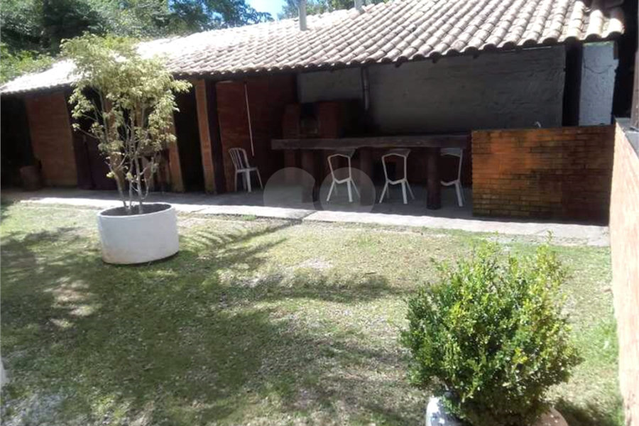 Casa à venda com 6 quartos, sendo 3 suítes, no condomínio Residencial Jardins de Mairiporã I, Mairiporã - SP
