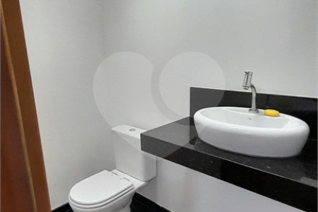 Casa à venda com 3 quartos, sendo 1 suíte, no condomínio Residencial Jardins, São Bernardo do Campo - SP