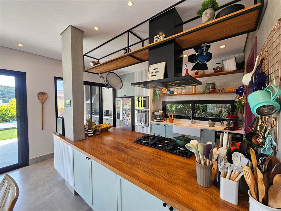 Casa à venda com 4 suítes no condomínio Residencial Itahyê, Santana de Parnaíba - SP