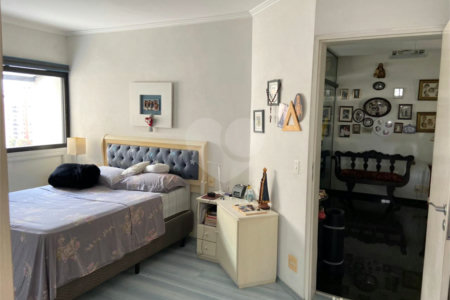 Apartamento à venda com 4 quartos, sendo 1 suíte, em Campo Belo, São Paulo, SP