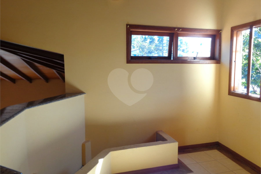 Sobrado à venda com 5 quartos, sendo 1 suíte, em Serra da Cantareira, Mairiporã, SP