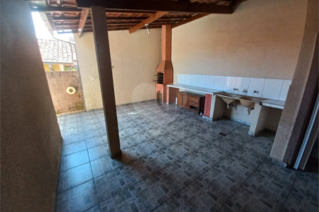 Casa térrea com 3 dormitórios, sendo 1 suíte.