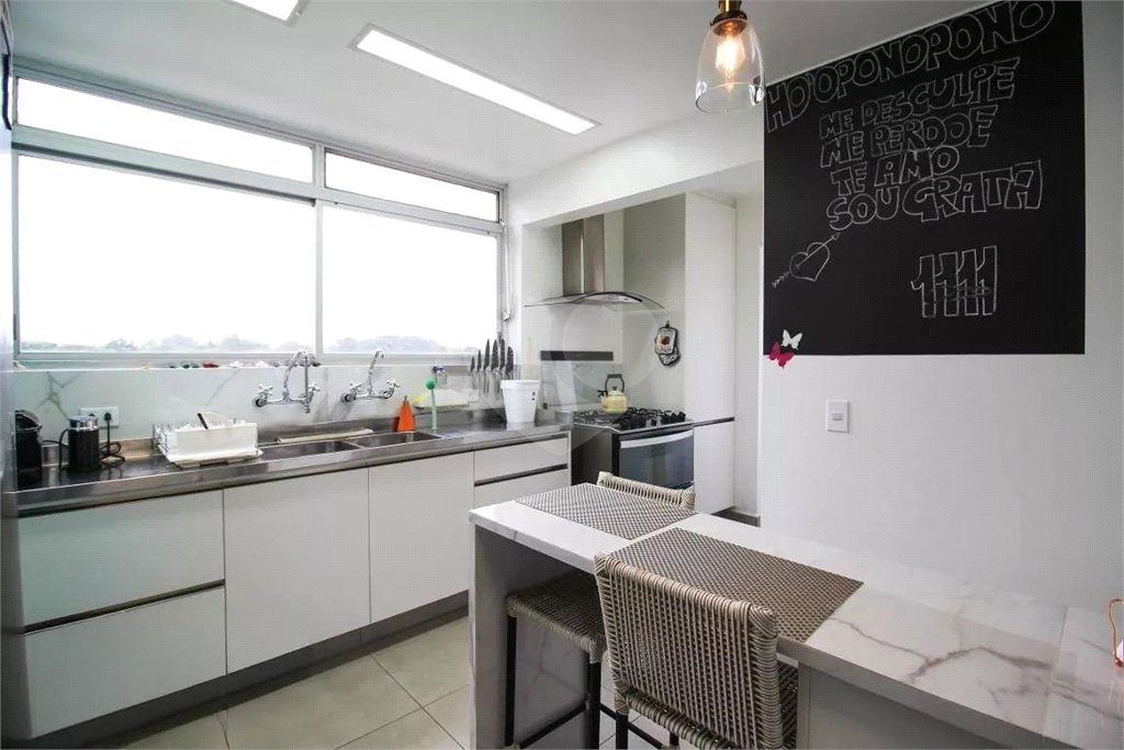 Apartamento para venda em Moema com 185m², 3 dormitórios sendo 1 suíte e 1 vaga