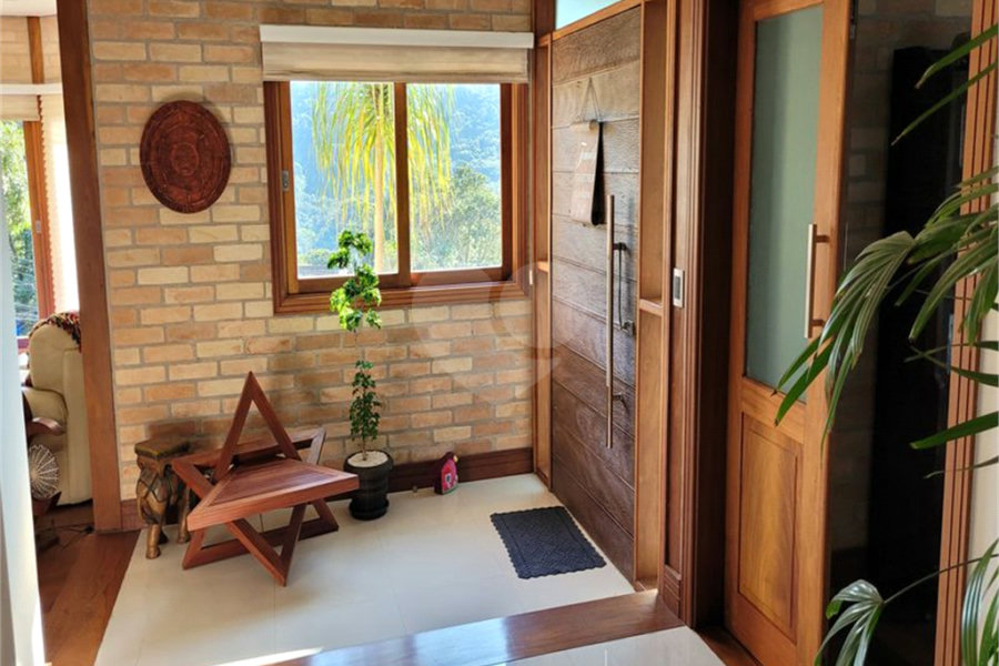 Casa à venda com 4 quartos, sendo 2 suítes, no condomínio Alpes da Cantareira, Mairiporã - SP