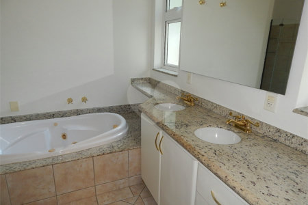 Casa à venda com 3 quartos, sendo 1 suíte, no condomínio Alpes de Vinhedo, Vinhedo - SP