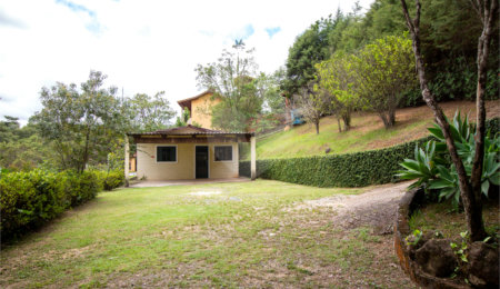 Casa à venda ou para alugar com 5 quartos, sendo 2 suítes, no condomínio Restinga Verde, São Roque - SP