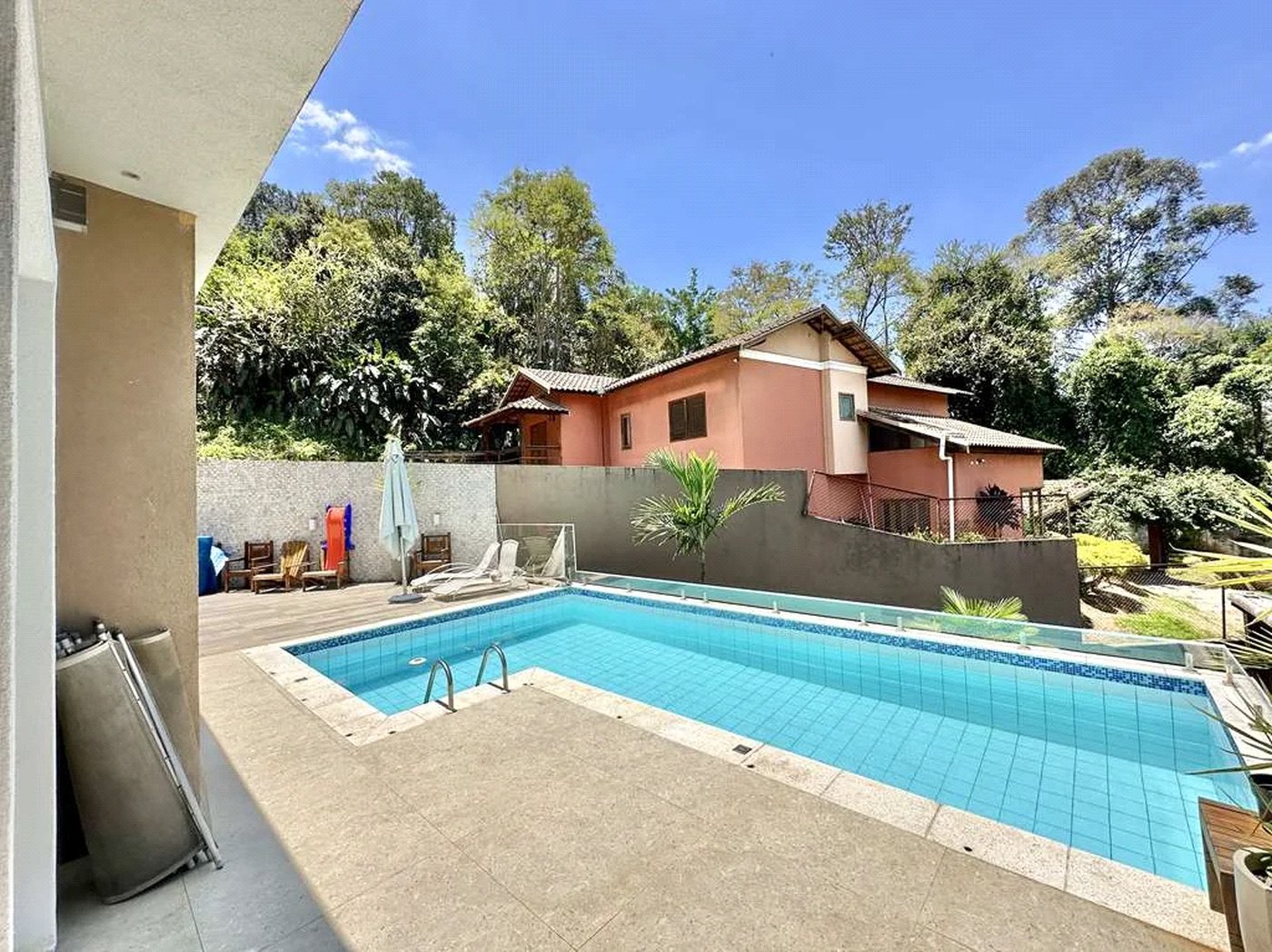 Casa à venda com 4 quartos, sendo 3 suítes,  no condomínio Vilarejo, Carapicuíba - SP