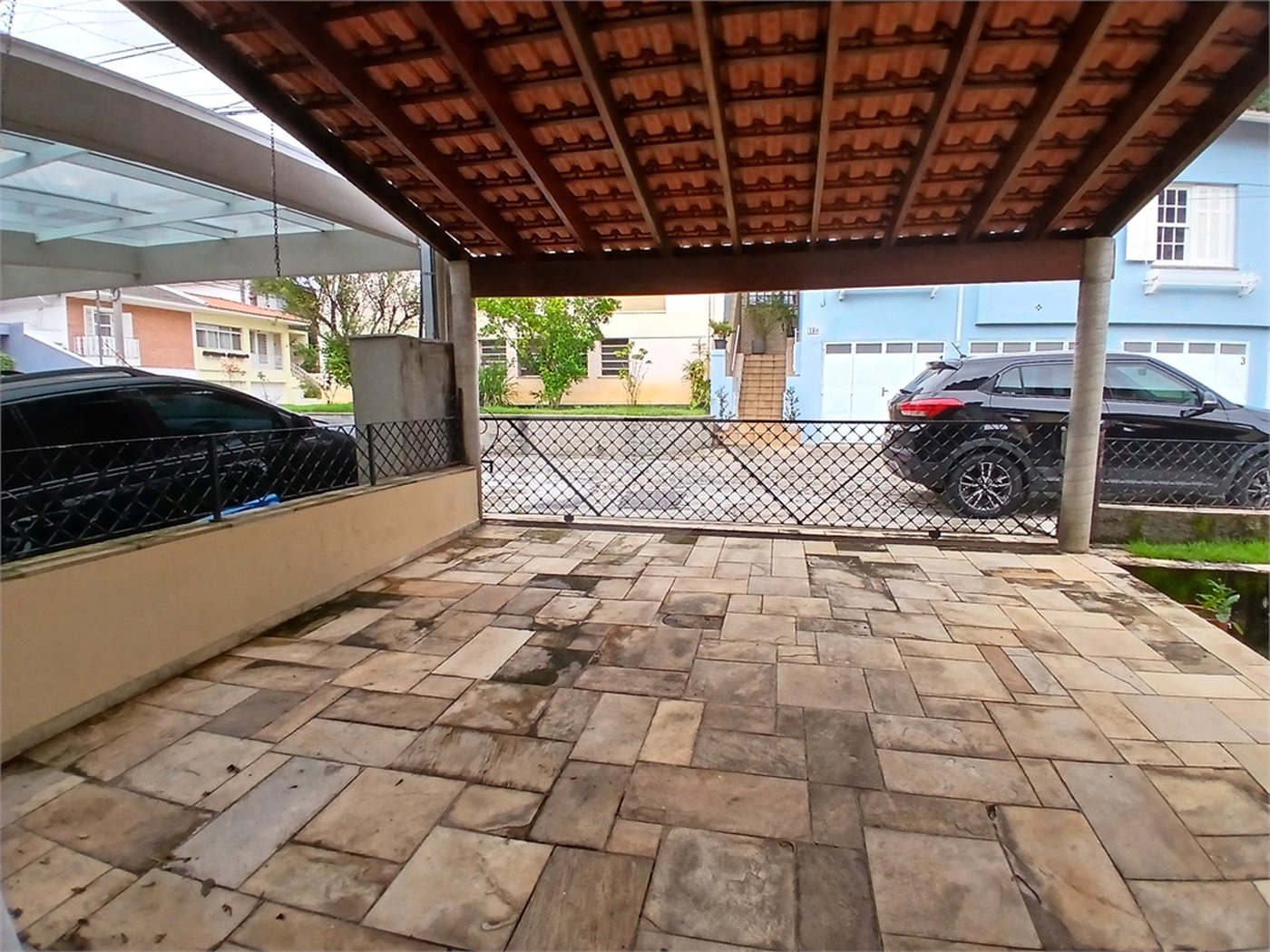 Casa à venda ou para alugar com 3 quartos, sendo 2 suítes, no condomínio Chácara das Rosas, São Paulo - SP