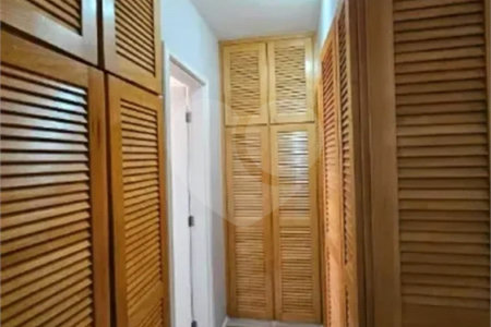 Casa à venda com 3 quartos, sendo 2 suítes, no condomínio Vila Borghese, São Paulo - SP