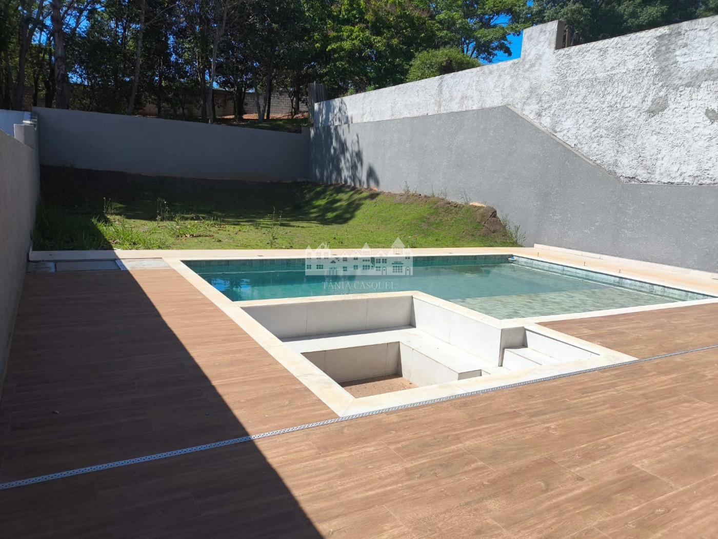 Casa à venda com 5 quartos, sendo 3 suítes, no condomínio Figueira Garden, Atibaia - SP
