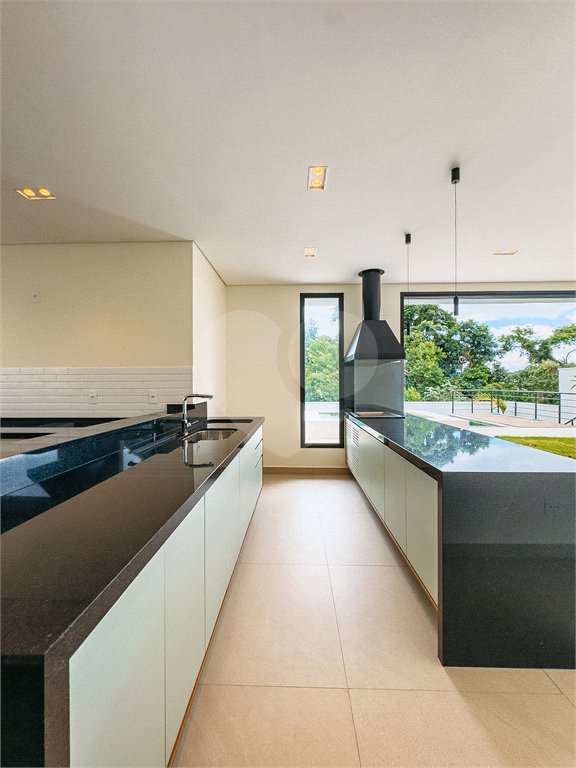 Casa à venda com 4 suítes no condomínio Villa dos Pinheiros, Indaiatuba - SP