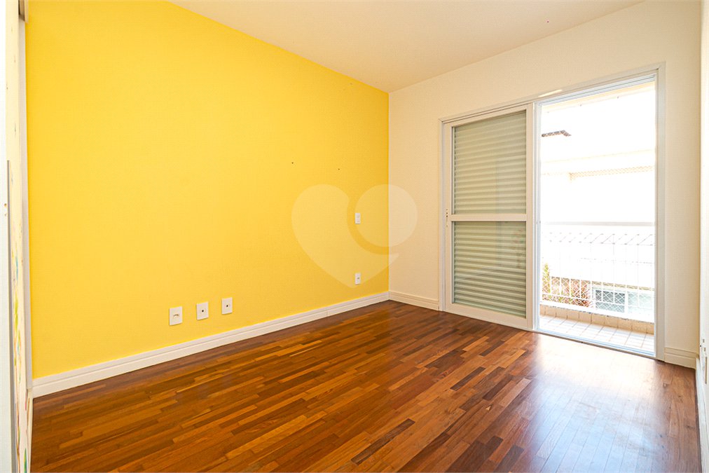 Casa à venda com 4 quartos, sendo 2 suítes, no condomínio Vila das Andorinhas, São Paulo - SP