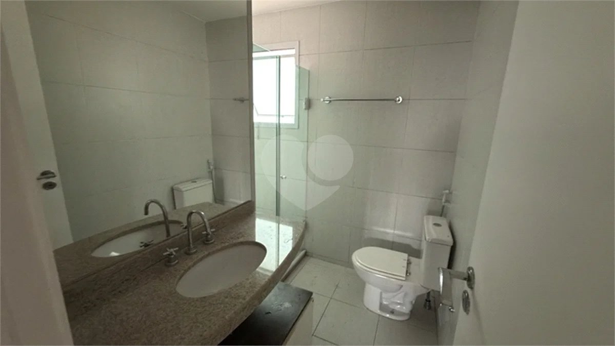 Apartamento de 155 m² com 4 dormitórios, varanda e 2 vagas de garagem. Condomínio com piscinas adulto, infantil e aquecida, lazer e portaria 24 horas.