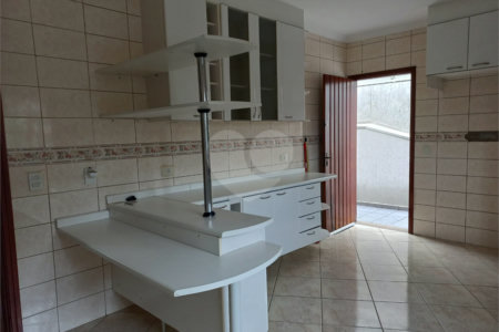 Sobrado à venda com 4 quartos, sendo 3 suítes, em Cidade São Francisco, São Paulo, SP