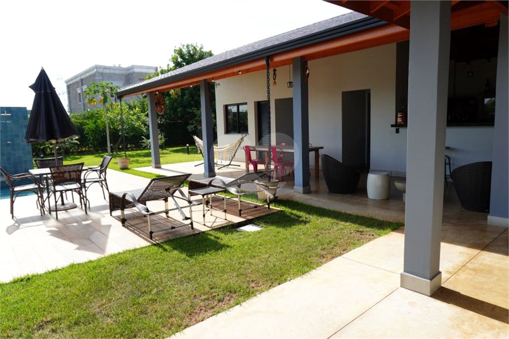Casa à venda com 4 quartos, sendo 2 suítes, no condomínio Primavera, Salto - SP