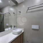 Apartamento totalmente decorado em Moema com 70 m2 , 2 quartos, 2 suítes e 2 vagas, ambientes com ar condicionado.
