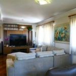 Apartamento à venda com 3 quartos, sendo 1 suíte, e 4 banheiros no total.