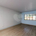 Casa à venda em Moema de 280m² com 4 dormitórios, sendo 1 suíte e 2 vagas de garagem.