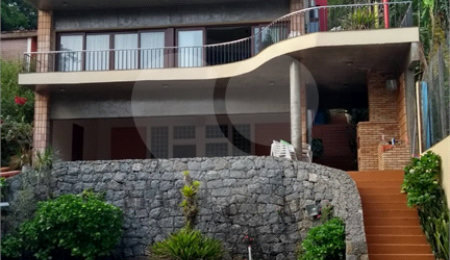 Casa à venda com 4 quartos, sendo 2 suítes,  no condomínio Champs Elysees Village, Mairiporã - SP