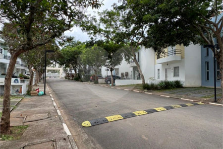 Casa à venda com 3 quartos, sendo 1 suíte, no condomínio New Village, Cotia - SP