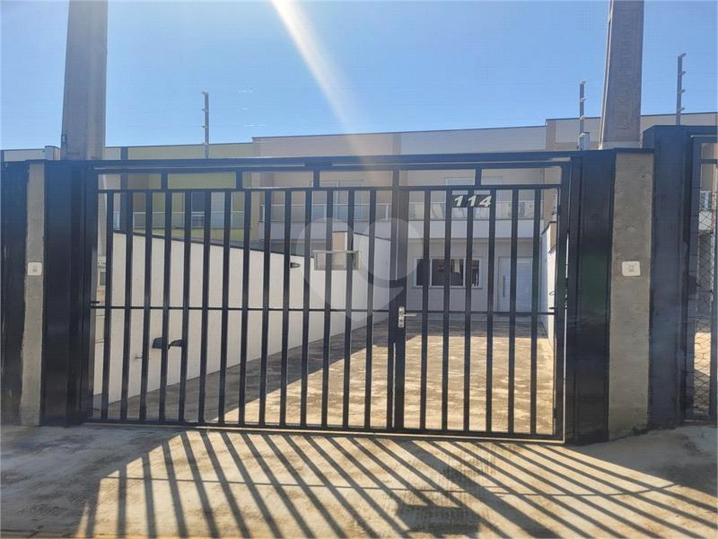 Indaiatuba - Sobrado para venda e Locação - Jardim Nely em Indaiatuba - R$ 425.000,00 - aceita parte em permuta - Bairro tranquilo com fácil acesso a rodovias, Shopping Polo Parque Mall - Assai, Polo shopping - Com duas suítes sendo uma com sacada, , lavabo. área de serviço , 2 vagas, portão ele