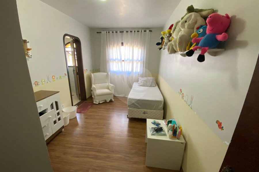 Casa à venda com 5 quartos, sendo 4 suítes, no condomínio Vilarejo Estoril, Mairiporã - SP