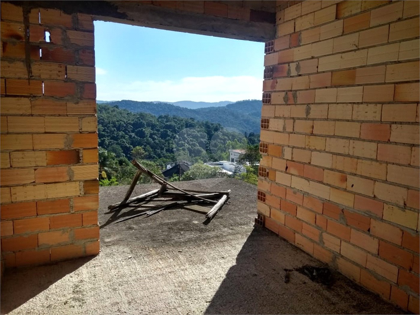 Sobrado à venda com 4 suítes em Roseira, Mairiporã, SP