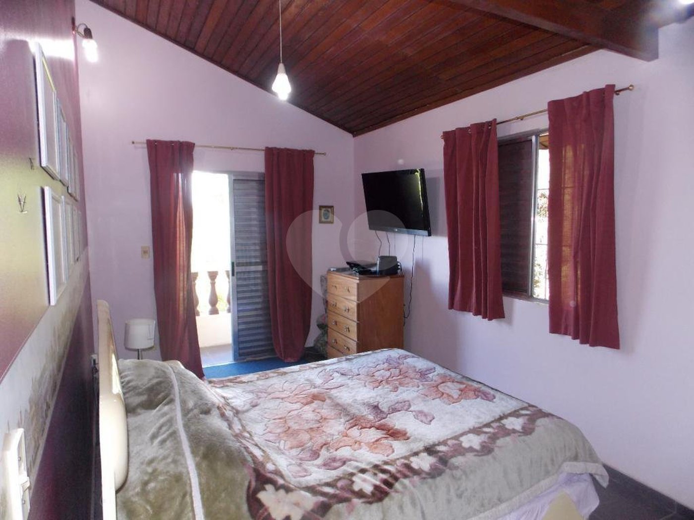 Sobrado à venda com 6 quartos, sendo 4 suítes, em Parque Petrópolis, Mairiporã, SP