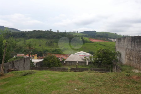 Sobrado à venda com 5 quartos, sendo 1 suíte,  no Centro, Bom Jesus dos Perdões, SP