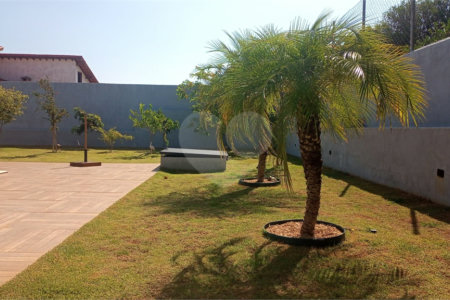 Casa à venda com 3 quartos, sendo 1 suíte, no condomínio Village da Serra, Araçoiaba da Serra - SP