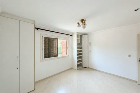 Casa à venda com 3 quartos, sendo 1 suíte, no condomínio Vila das Emboabas, São Paulo - SP