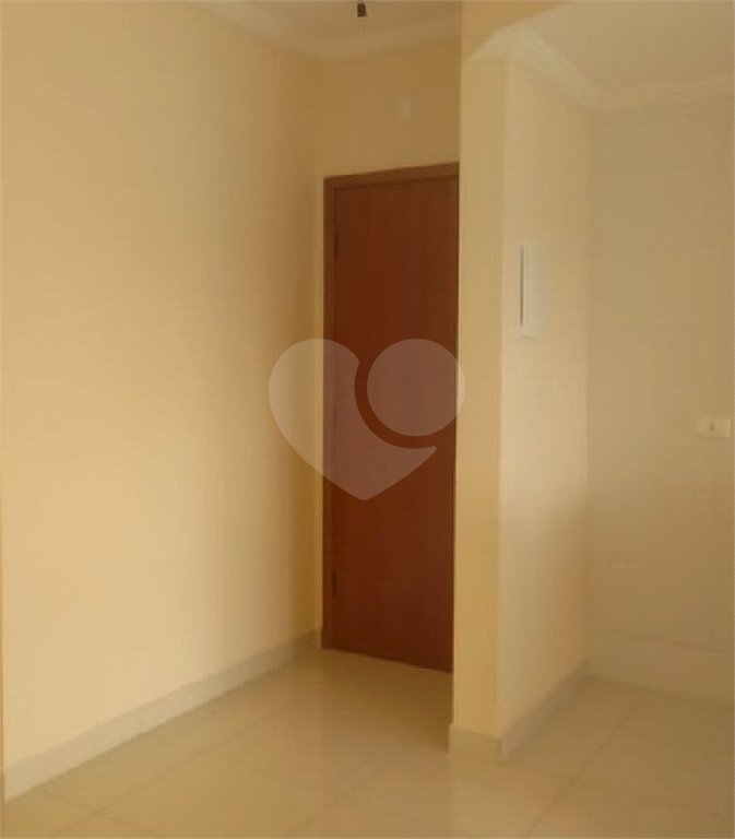 Apartamento no Condomínio Residencial Clarice.
