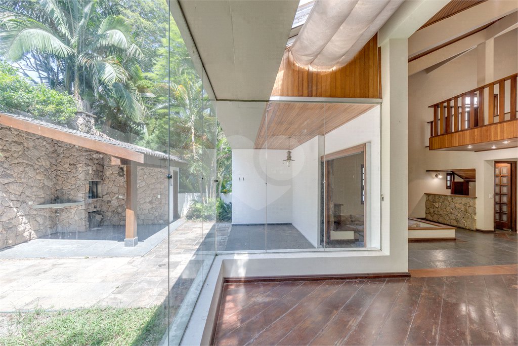 Casa à venda com 5 quartos, sendo 3 suítes, no condomínio Granja do Morumbi, São Paulo - SP